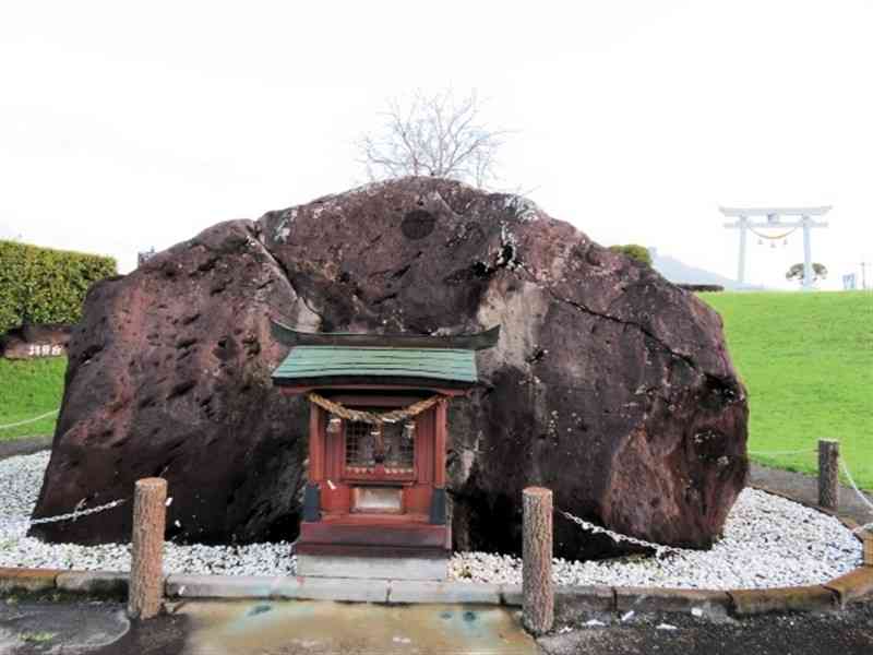 巨石に浮かび上がった不思議な日の丸模様＝9月20日、南阿蘇村（田上房夫さん撮影）