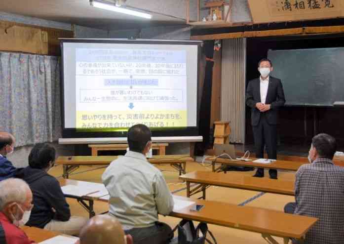 人吉市長と市民の座談会「ひとよし未来カフェ」で熊本豪雨の復旧復興について説明する松岡隼人市長＝同市