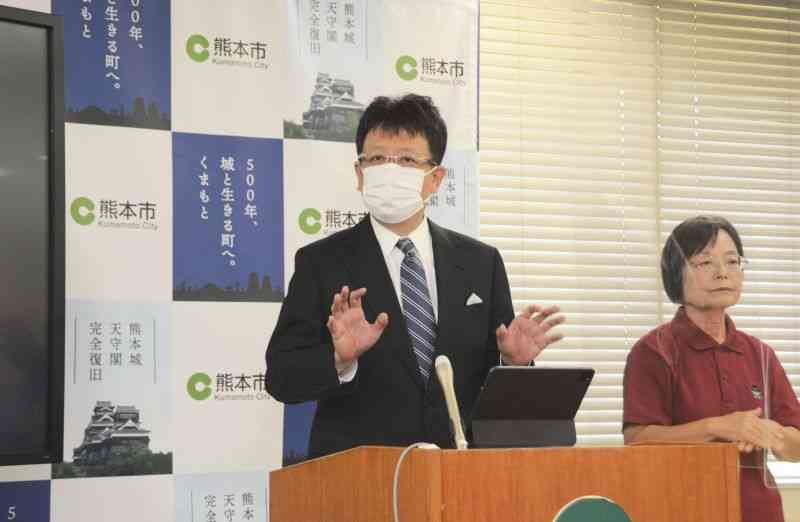 2期目の公約の達成状況を「60点」と自己採点した熊本市の大西一史市長＝21日、市役所