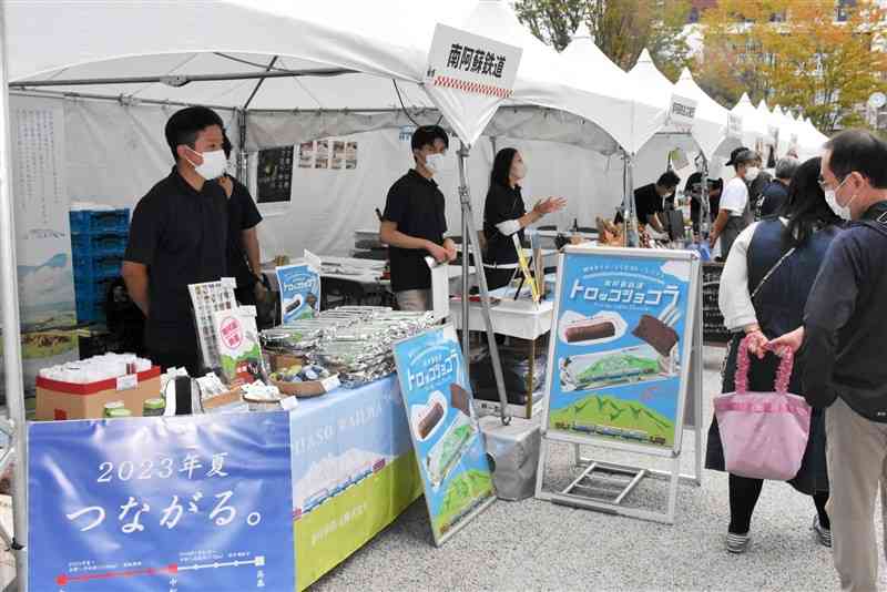 県内全ての鉄道事業者がグッズなどを販売する「くまもとレイルウェイフェス」＝22日、熊本市西区