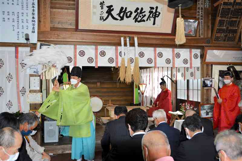 大津山阿蘇神社の創建825年を祝う「年季祭」の神事＝南関町