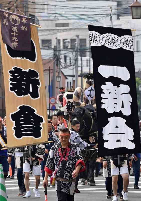 神幸行列の最後尾を担った「飾馬一新会」＝熊本市中央区（後藤仁孝）