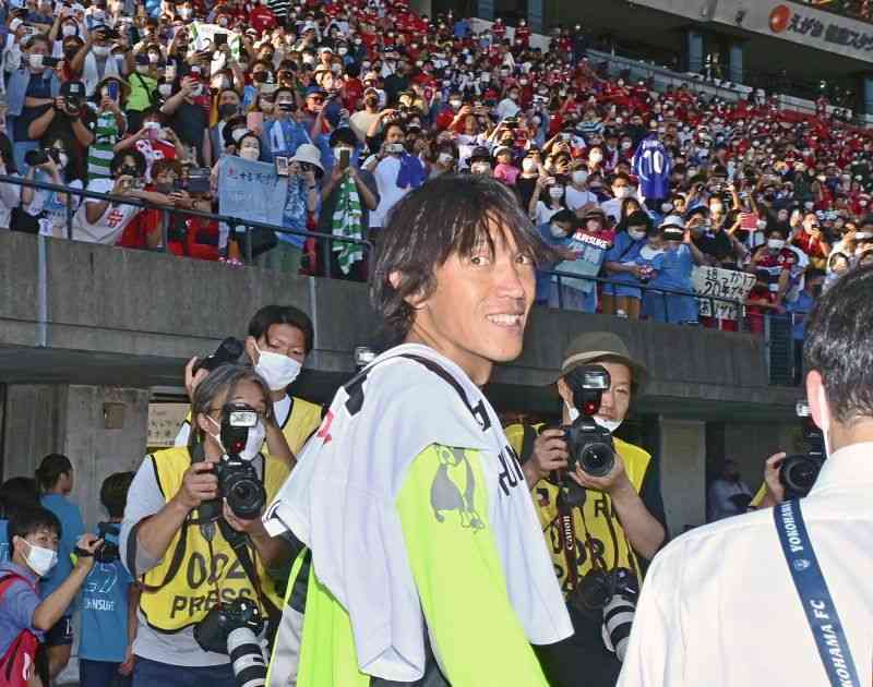 大声援の中、笑顔でピッチを去る横浜FCの中村俊輔選手（谷川剛）