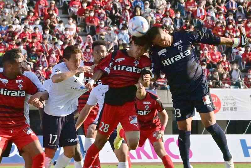 【熊本－横浜C】後半ロスタイム、熊本のGK佐藤（右）がCKに飛び込むも得点ならず＝えがお健康スタジアム（谷川剛）