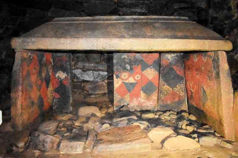 チブサン古墳内部の石棺を彩る装飾（山鹿市教委提供）