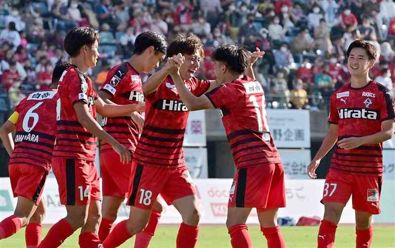 リーグ最終戦の横浜FC戦の後半1分、熊本の杉山（18）が勝ち越しシュートを決め、チームメートに祝福される＝23日、えがお健康スタジアム（谷川剛）