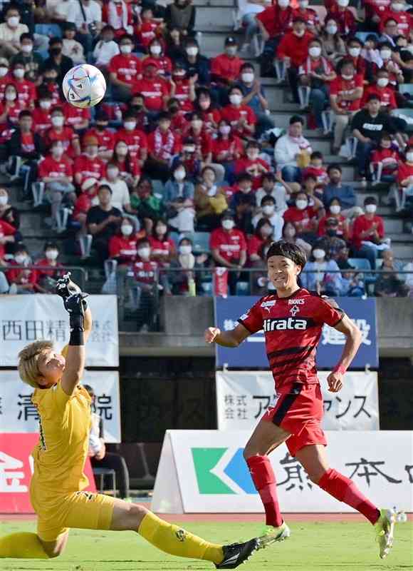 リーグ最終戦の横浜FC戦の後半3分、熊本の髙橋がシュートを決め、3－1とする＝23日、えがお健康スタジアム（谷川剛）