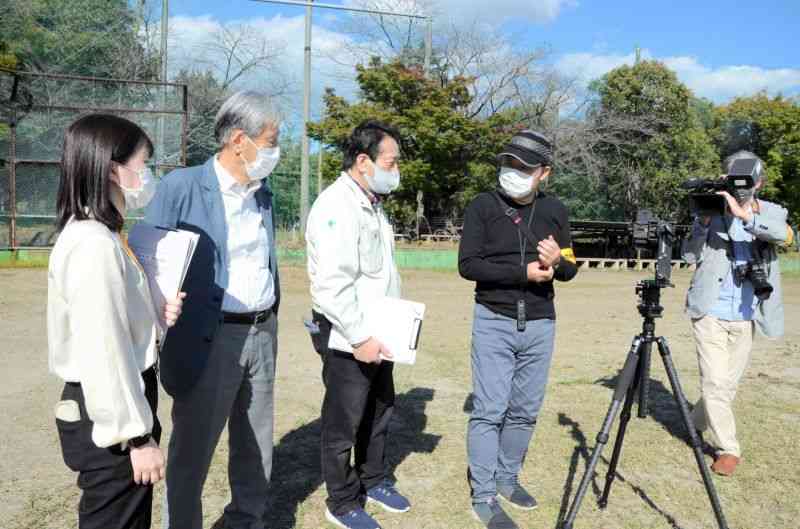 菊池恵楓園内のVR撮影に立ち会う歴史資料館の原口友希学芸員（左）と入所者自治会の太田明副会長（左から2人目）＝合志市