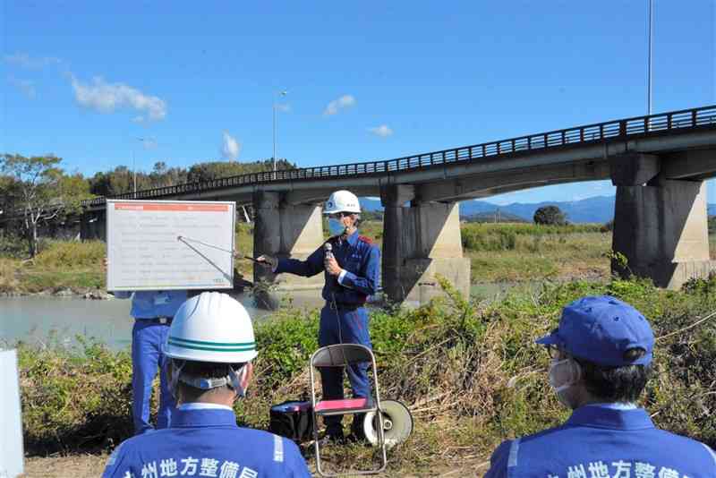 球磨大橋の被災状況などを説明する県の担当者＝錦町