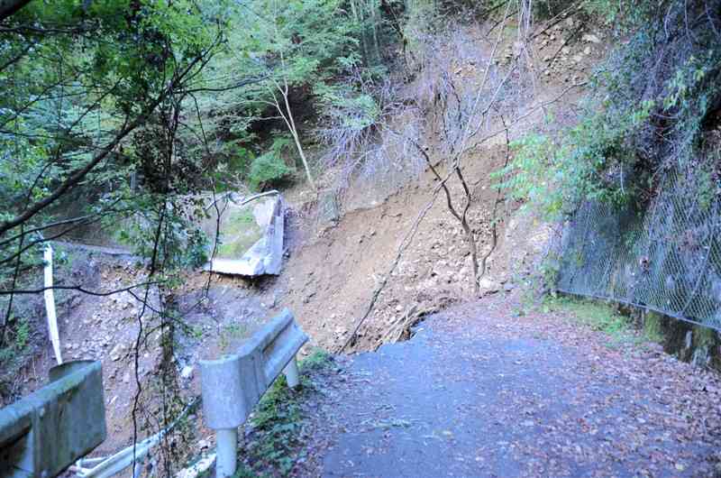 台風14号で山肌が崩れ、道路が崩落した県道樅木・河合場線＝14日、八代市