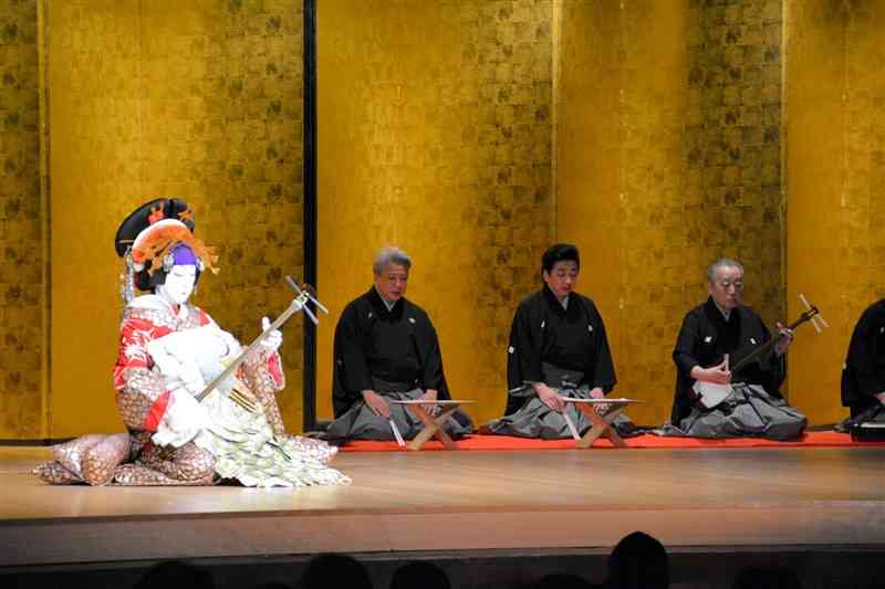 歌舞伎の演目「阿古屋」で三味線を演奏する坂東玉三郎さん（左）と杵屋勝国さん（右）＝山鹿市