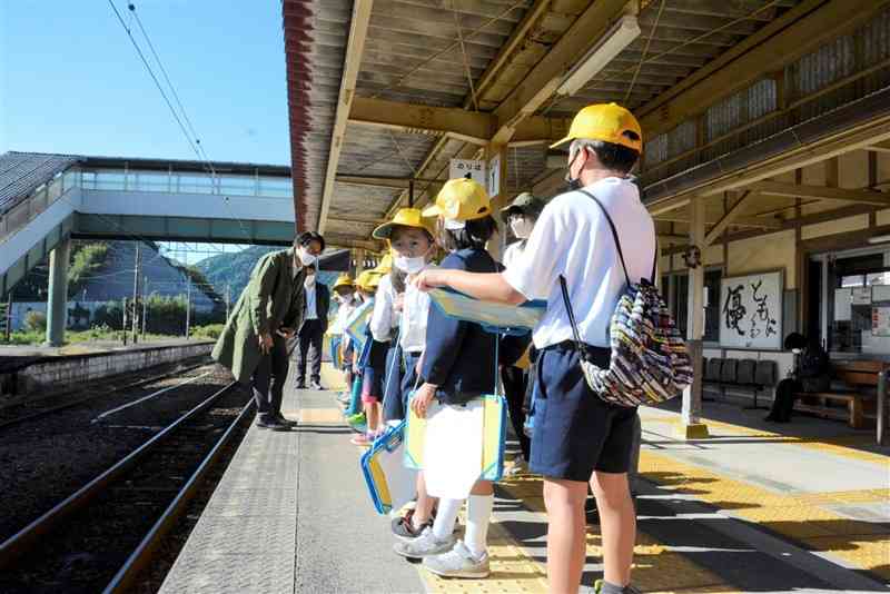 佐敷駅のホームで線路の仕組みなどを学ぶ湯浦小の児童ら＝芦北町