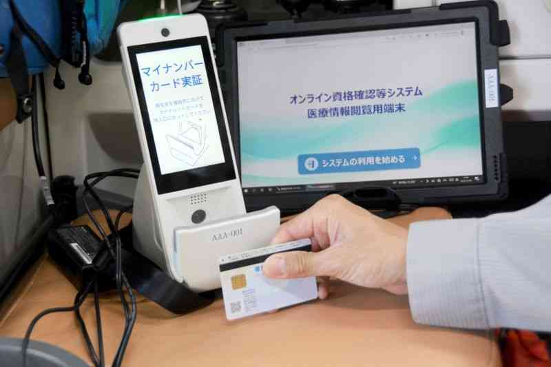 熊本市消防局の救急車に搭載されたマイナンバーカードの読み取り機（左）とタブレット端末