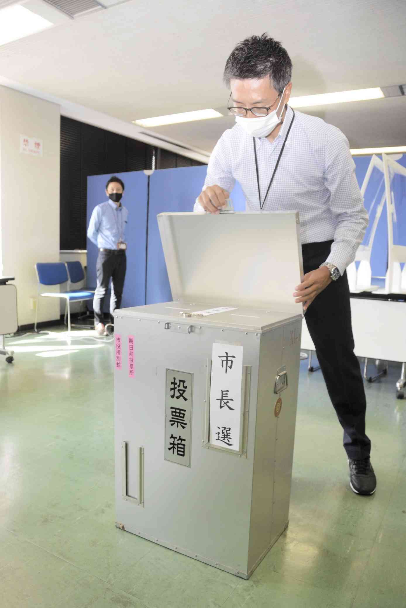 熊本市長選の期日前投票所を設営する市選管職員＝28日、熊本市中央区