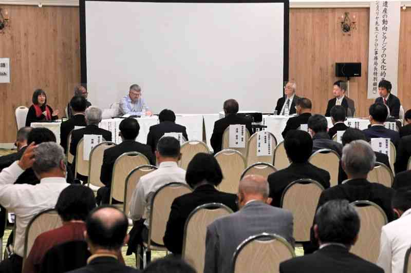 パネル討論で「阿蘇」の世界文化遺産登録の可能性や課題を議論する登壇者ら＝28日、阿蘇市