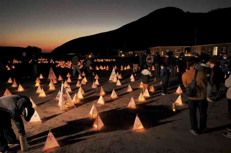 約400基の灯籠が浮かび上がった「灯物語～綾～」＝南阿蘇村