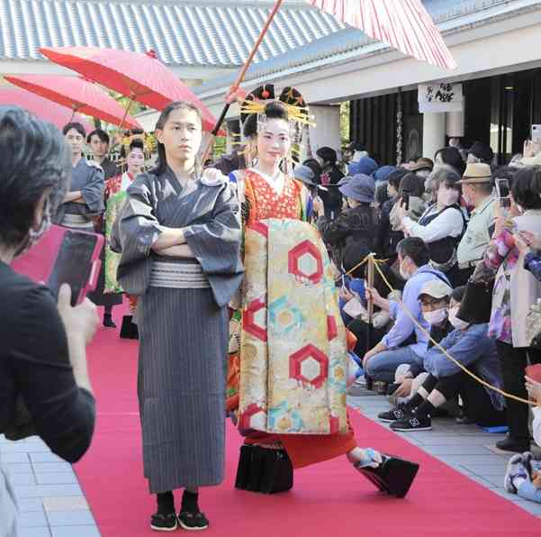 高げたにあでやかな着物姿で練り歩く花魁役の女性ら＝熊本市中央区