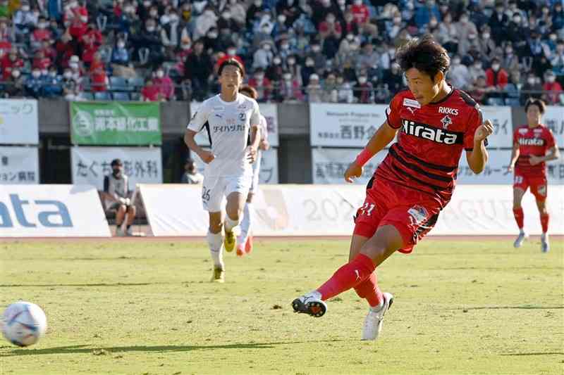 【熊本－大分】後半ロスタイム、熊本のFW粟飯原がゴールを決め、2－1と勝ち越す＝えがお健康スタジアム（小野宏明）