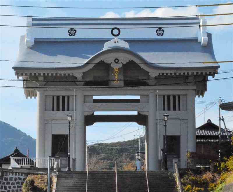 熊本地震からの再建工事を終えた仁王門＝31日、熊本市西区