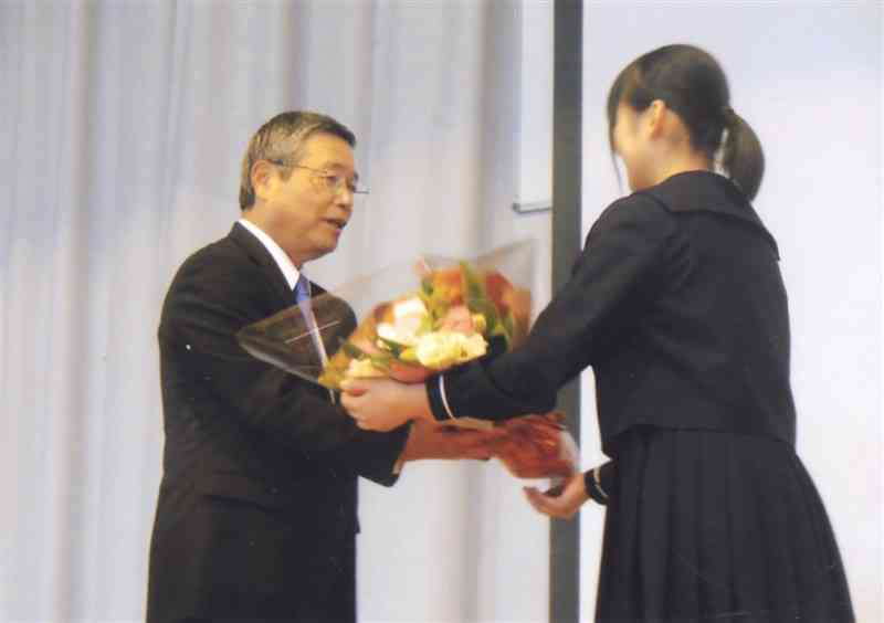母校鹿本高校で講演し、在校生の花束を受ける筆者