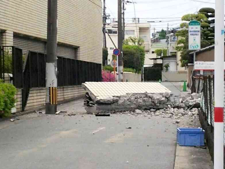 熊本地震の本震で8階建ての熊本銀行本店から落下したコンクリート塊＝2016年4月
