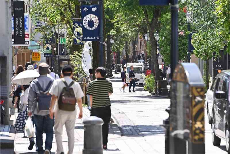 道の両側に街路樹が並ぶ上通並木坂＝熊本市中央区（後藤仁孝）