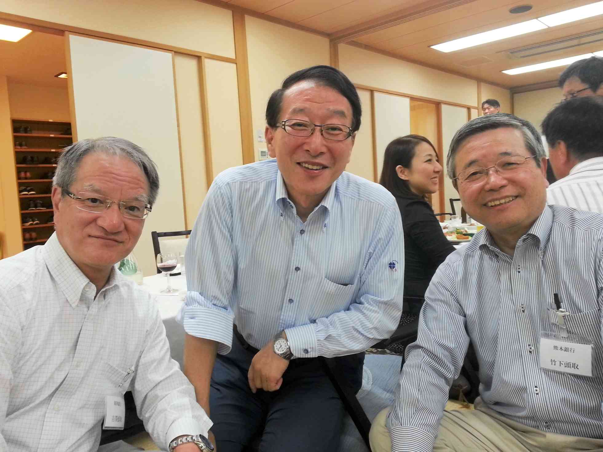 吉澤俊介親和銀行頭取（左）、柴戸隆成福岡銀行頭取（中央）とはざっくばらんに意見交換した