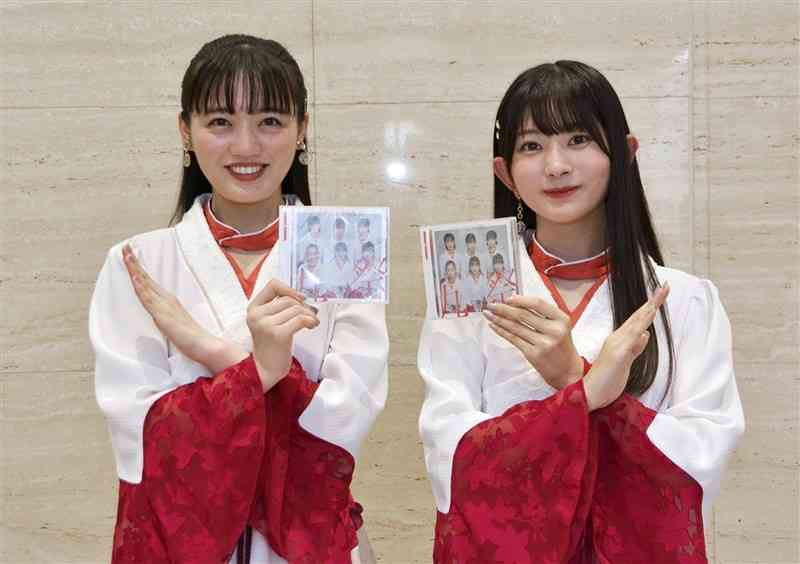ばってん少女隊の希山愛（左）と瀬田さくら＝熊本市中央区