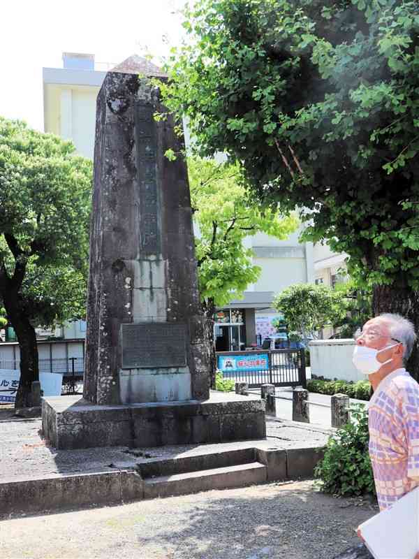 明治5年6月の天皇上陸地点に近い小島小正門前に立つ「明治天皇臨幸記念碑」＝熊本市西区