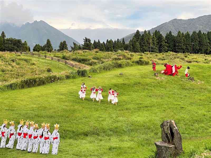 「御祭sawagi」のミュージックビデオを撮影するばってん少女隊（中央）