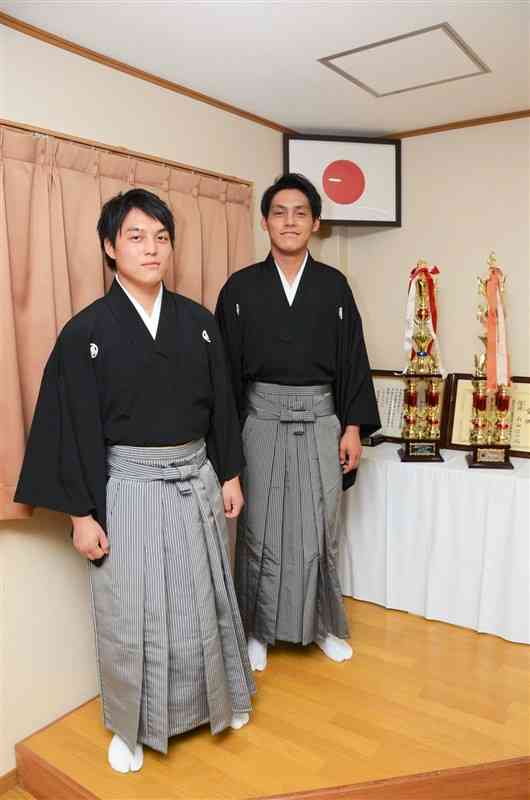 兄弟で吟詠を続ける田尻真晃さん（左）と弟の直樹さん＝熊本市北区