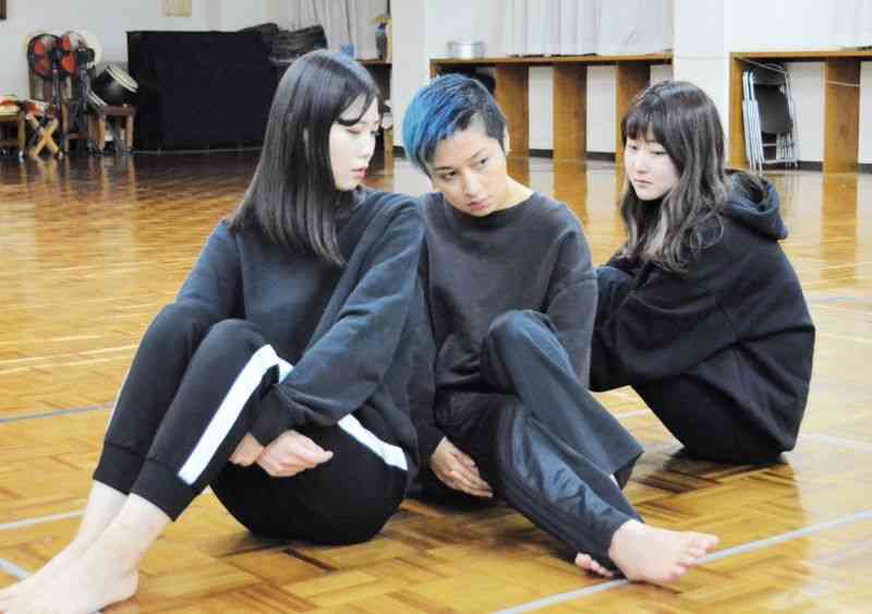 ある1人の女性の内面を、3人の俳優によって描く「4時48分サイコシス」＝熊本市西区