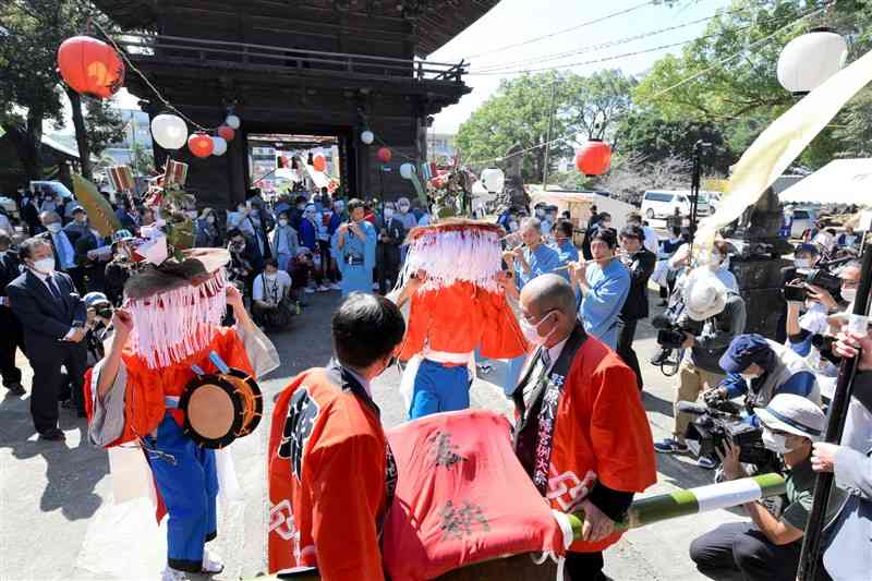 ユネスコ無形文化遺産への登録が勧告された野原八幡宮風流。3年ぶりの奉納でにぎわった10月の例大祭＝荒尾市