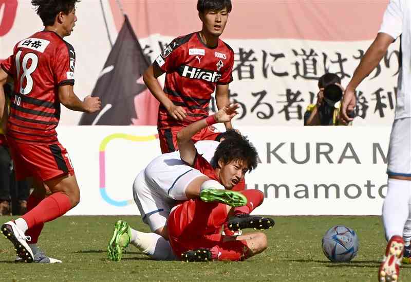 プレーオフ1回戦の大分戦でボールを奪う熊本のDF菅田（中央下）。2回戦の山形戦へ「粘り強く守る」と意欲を燃やす＝10月30日、えがお健康スタジアム（小野宏明）