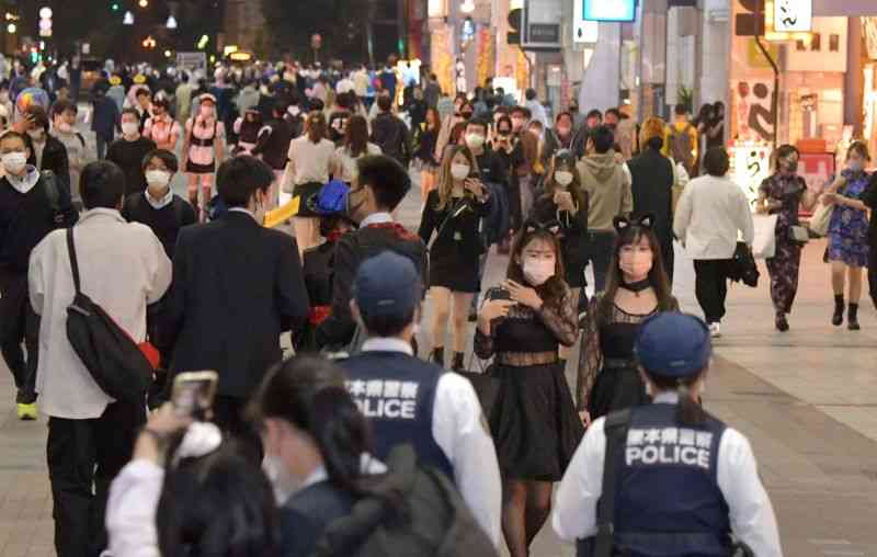 ハロウィーンの仮装を楽しむ人たちで混雑する新市街アーケード。専門家は「雑踏事故はどこででも起こり得る」と注意を呼びかけている＝10月31日夜、熊本市中央区（谷川剛）