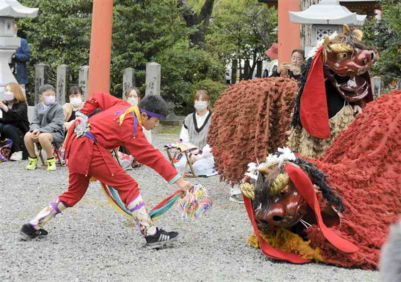 八代妙見祭の注連卸で奉納された獅子舞＝八代市