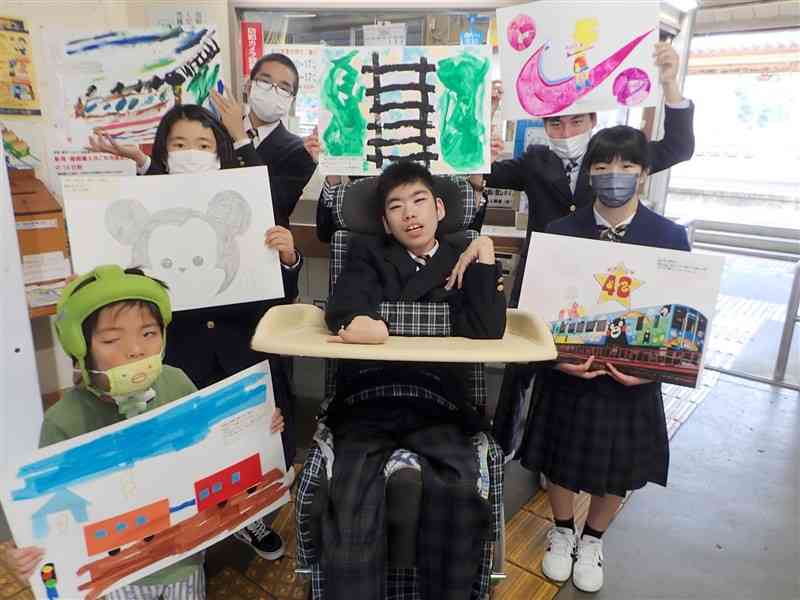自作の絵画を贈った芦北支援学校の児童生徒たち＝芦北町