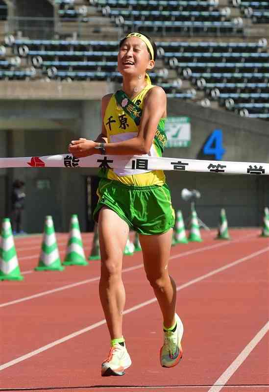 女子2位でフィニッシュする千原台のアンカー濵﨑＝えがお健康スタジアム（谷川剛）