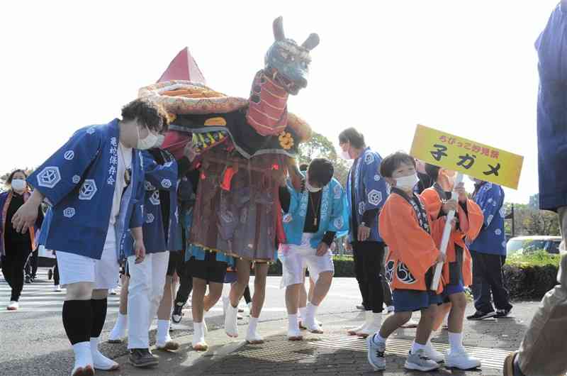 ちびっこ妙見祭で街中を練り歩く子ガメ＝八代市