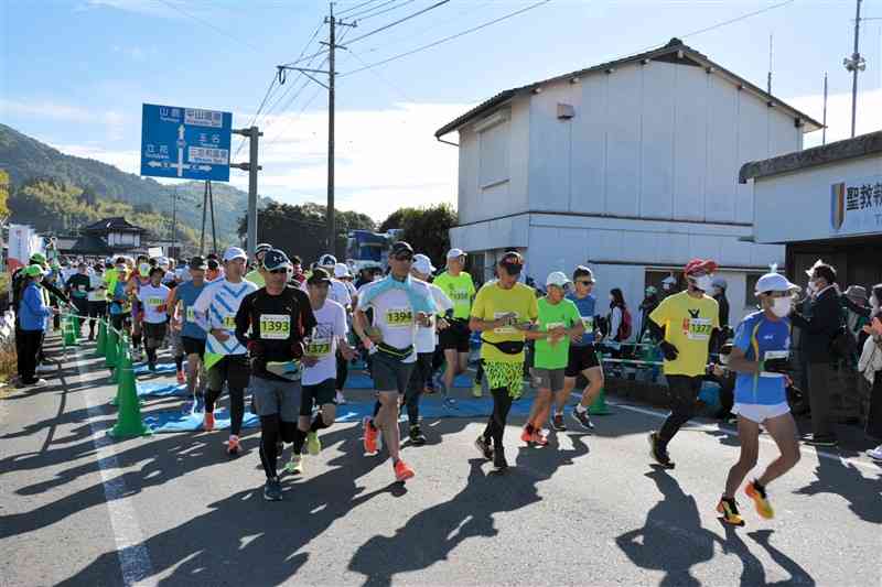金栗四三翁マラソン大会で一斉にスタートする10キロの部のランナー＝和水町
