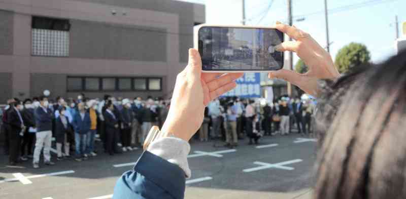 熊本市長選での戦いの一場面をSNSにアップするために撮影する陣営担当者