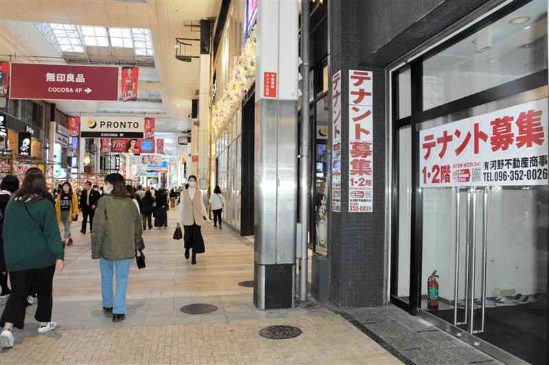 テナントを募集している下通アーケード沿いの空き店舗＝5日、熊本市中央区