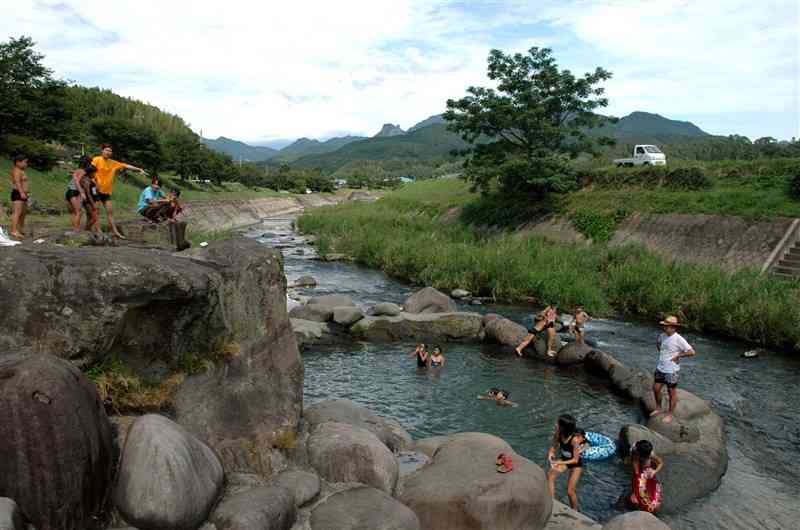 山鹿市菊鹿町の内田川の一角にある池で泳ぐ子どもたち