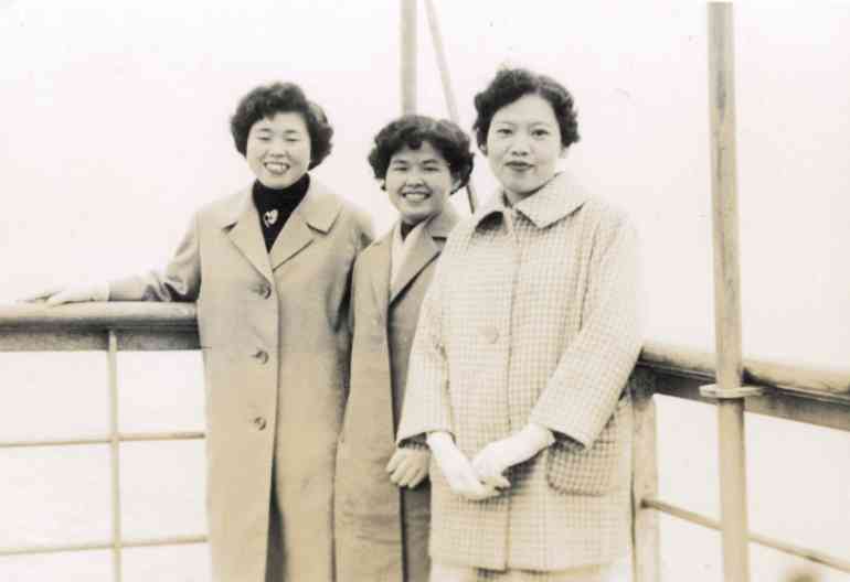 国立熊本病院に勤務していた当時の筆者（左）＝1958年