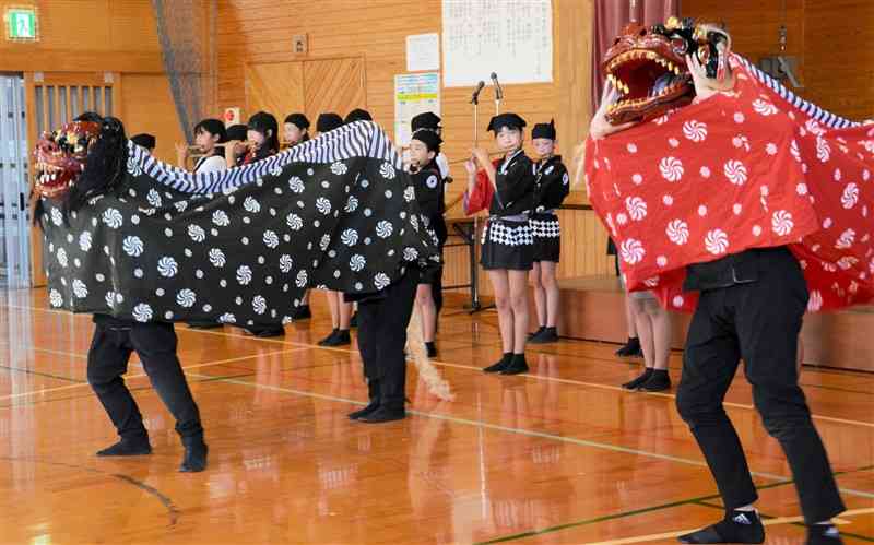 本番に向け「出田の獅子舞」を練習する児童たち＝菊池市