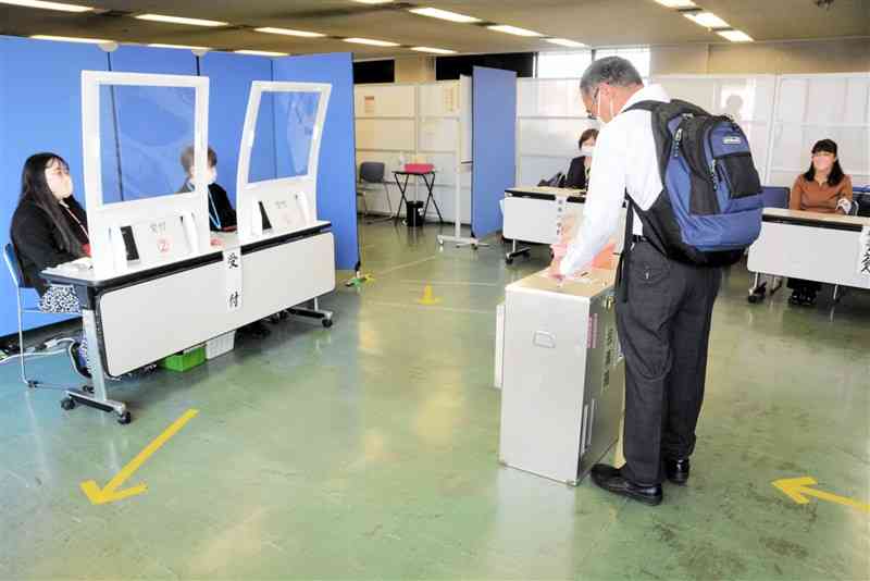 熊本市長選の期日前投票所で投票を済ませる有権者＝10日、同市中央区