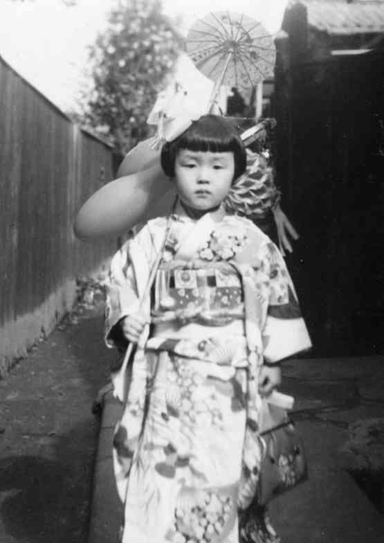 筆者の長女。当時の石坂繁熊本市長にこの衣装で花束を渡す予定だった＝1965年