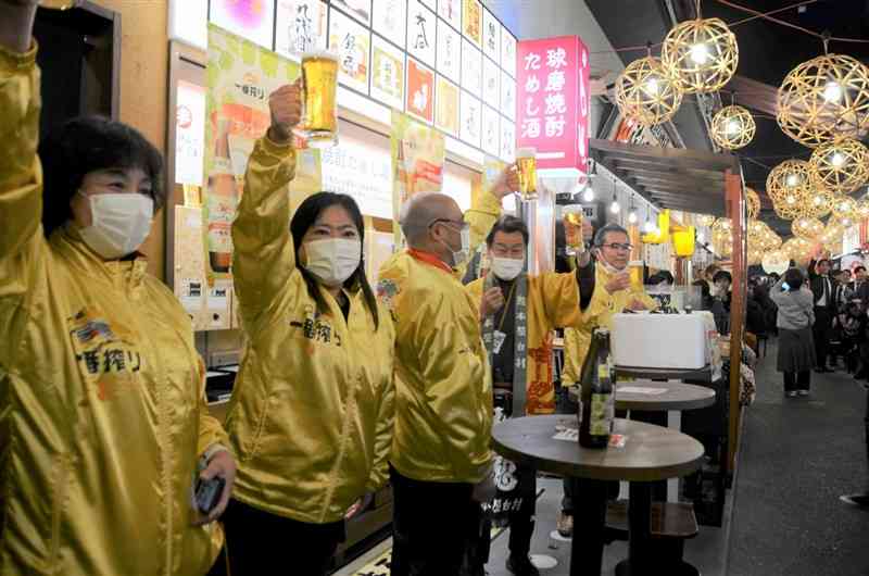 11月11日の「キリン一番搾りの日」を盛り上げようと一斉に乾杯するスタッフと飲食客＝熊本市中央区