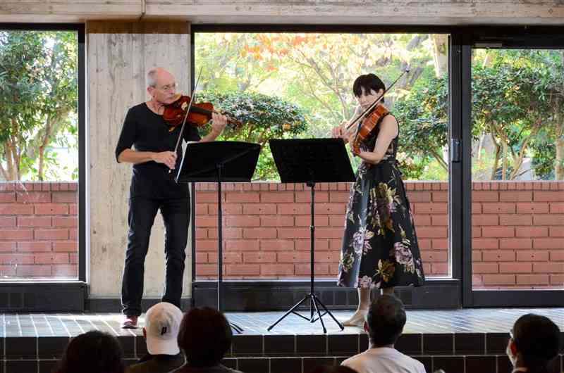 元ウィーン・フィルハーモニー交響楽団のビオラ奏者マリオ・カルヴァンさん（左）と辰野陽子さんによるミニコンサート＝熊本市中央区
