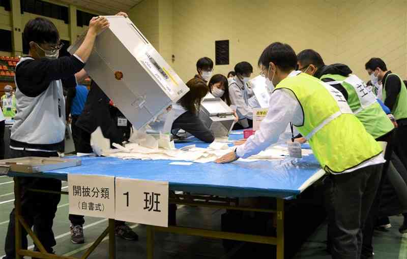 熊本市長選の開票作業を進める職員ら＝13日午後9時15分ごろ、熊本市中央区